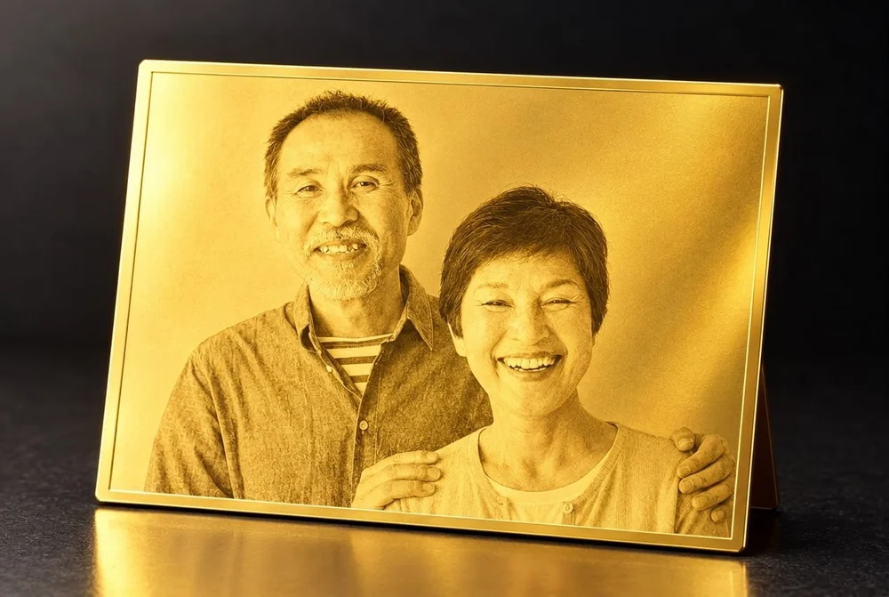 写真を刻んだ金のプレート（ご夫婦）